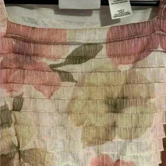 Women’s Alfred Dunner size L top EUC white/pink/taupe flowers with ruffle det - Picture 2 of 3